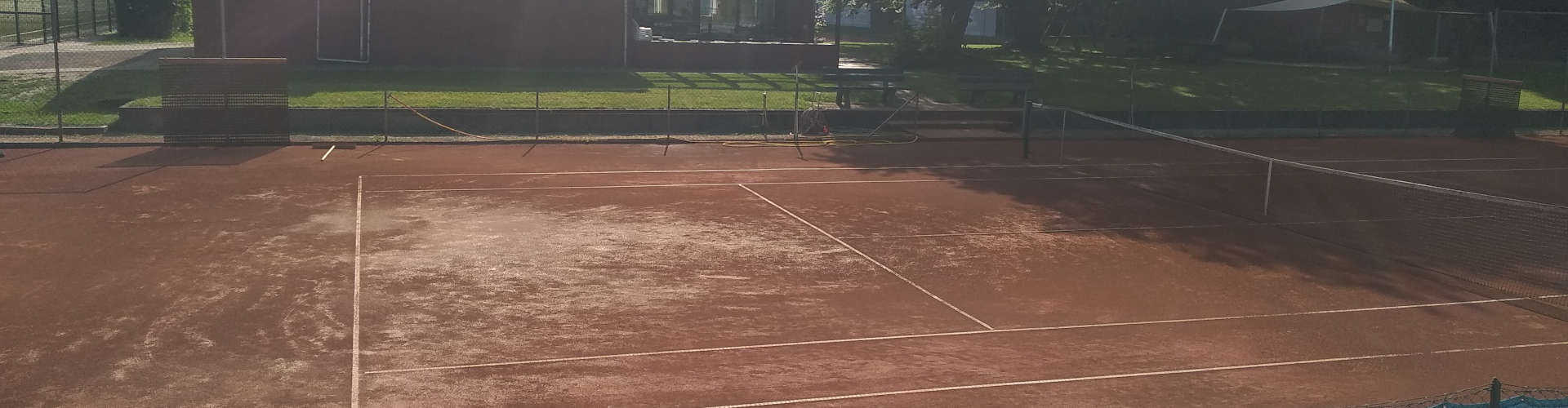 Tennis Anlage Sandplatz Clubhaus