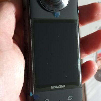 Action-Kamera von Insta360 in der Hand